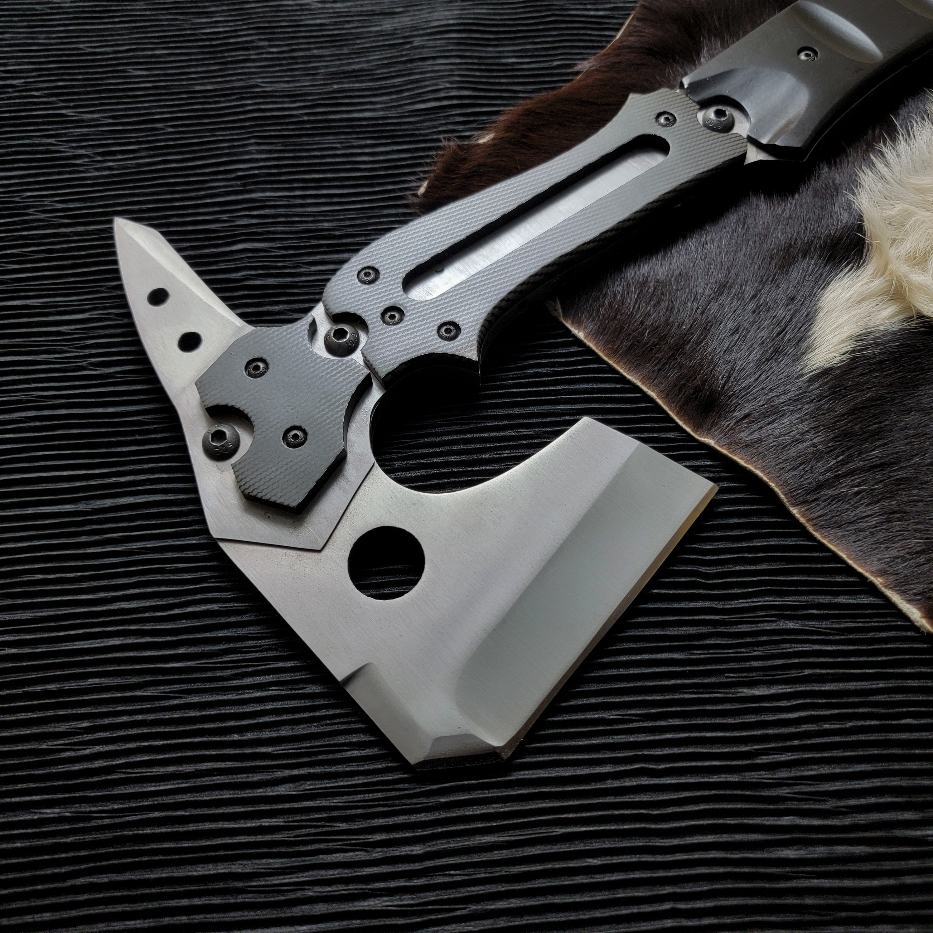 Resident Evil Requiem Replica Axe (Upgraded Version) – Leon Kennedy Hatchet with Leather Sheath